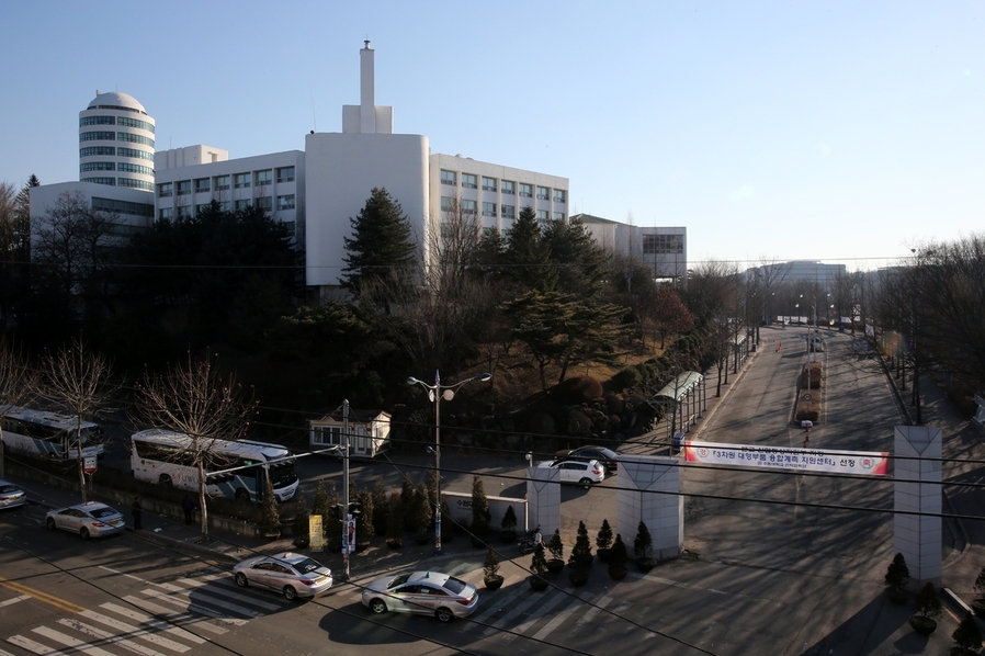 교육부 관계자가 비리 혐의로 조사를 받고 있는 사립대에 제보자 이름 등을 알려준 혐의로 내부 감사를 받고 있다. 지난해 11월 교육부 실태조사에서 100억원대 회계 부정 등이 적발된 수원대 전경. 화성/강재훈 선임기자 khan@hani.co.kr