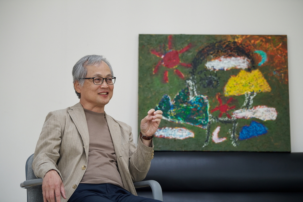 정치학자이자 한글운동가로 유명한 김영명 한림대 명예교수가 5월4일까지 한림대 일송기념도서관 2층 전시실에서 첫 개인전 ‘해, 달, 소년’을 연다. 한림대 제공