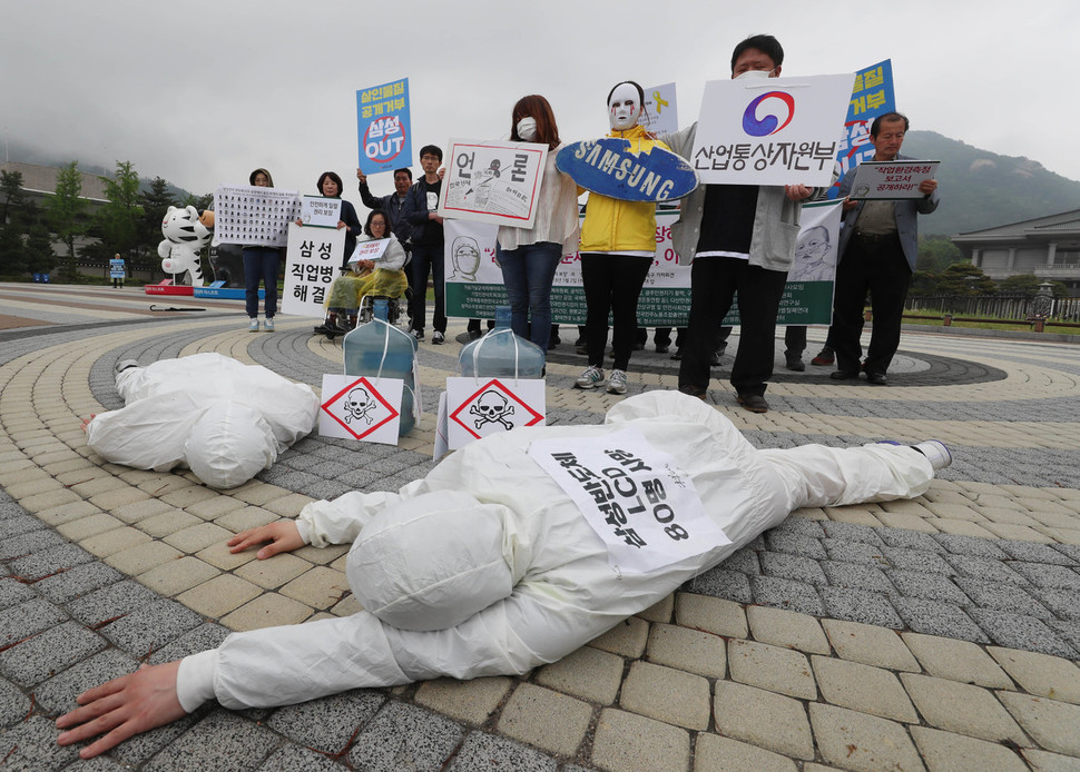 기자회견이 끝난 뒤 삼성 반도체 공장에서 직업병으로 숨진 이들을 삼성과 정부가 방관하는 모습의 행위극이 열렸다. 신소영 기자