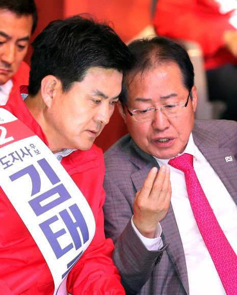 자유한국당 홍준표 대표가 5월2일 오후 창원컨벤션센터에서 열린 자유한국당 지방선거 경남도당 필승결의대회에서 김태호 경남도지사 후보와 얘기를 나누고 있다. 연합뉴스