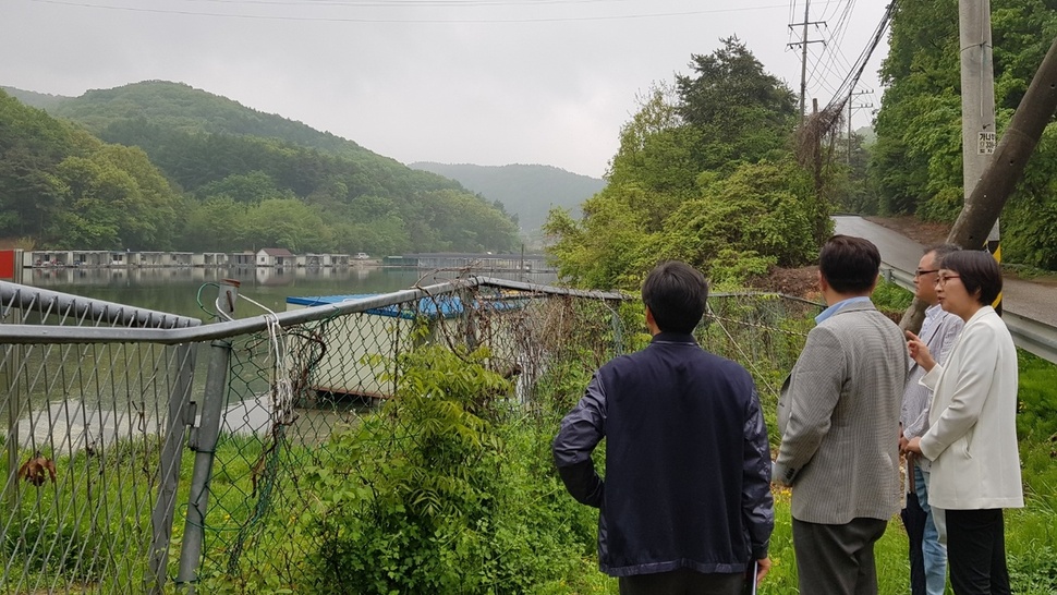 2일 낮 용인시 지곡동 주민들이 용인시가 지난 1월 농업기반시설 기능을 없앤 지곡저수지를 바라보고 있다. 홍용덕 기자