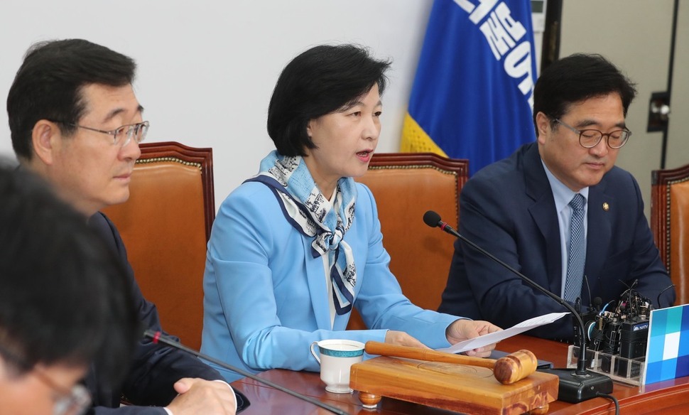 더불어민주당 추미애 대표(가운데)가 2일 오전 국회에서 열린 최고위원회의에서 발언하고 있다. 강창광 기자 chang@hani.co.kr