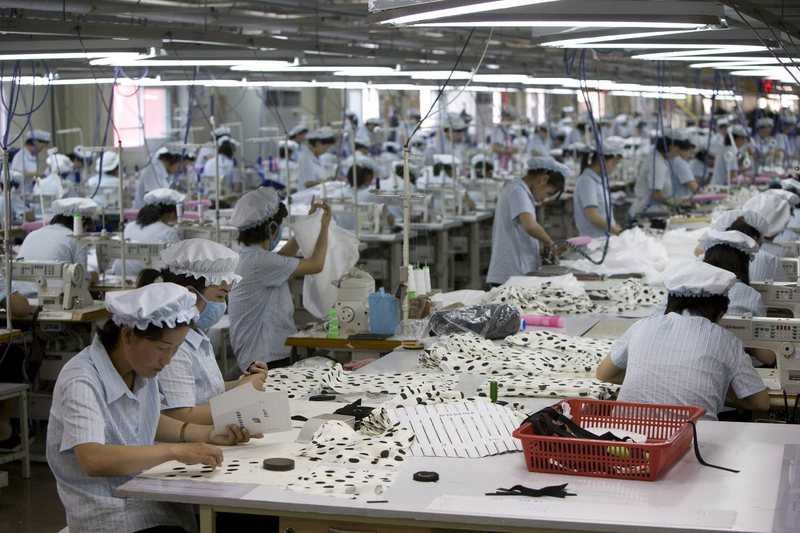북한 노동자들이 2007년 5월31일 개성공단 안 한 의류업체 공장에서 작업하고 있다. EPA 연합뉴스