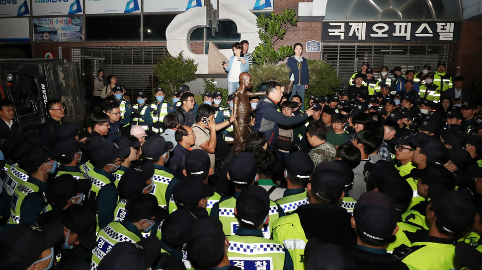 노동절인 5월 1일 부산 동구 일본영사관 앞에 강제징용 노동자상을 설치한다고 예고해온 시민단체가 하루 전인 30일 밤 기습적으로 노동자상을 설치하려다 일본영사관 100ｍ 부근에 있는 더불어민주당 부산시당 앞에서 경찰과 대치하고 있다. 2018.4.30 연합뉴스