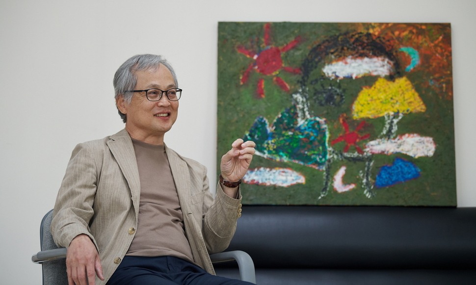 ‘그림 그리는 정치학자’ 한림대 김영명 명예교수
