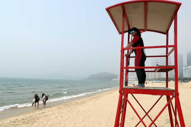 부산 해운대해수욕장의 119수상구조대원.  연합뉴스