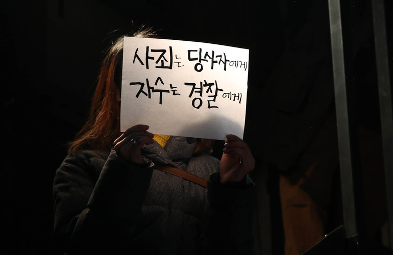 한 연극인이 '연극계 거장'으로 불리는 이윤택 전 연희단거리패 예술감독이 19일 오전 서울 창경궁로 30스튜디오에서 연 성추행 사과 기자회견에서 당사장에게 사과할 것을 요구하고 있다. 김정효 기자 hyopd@hani.co.kr