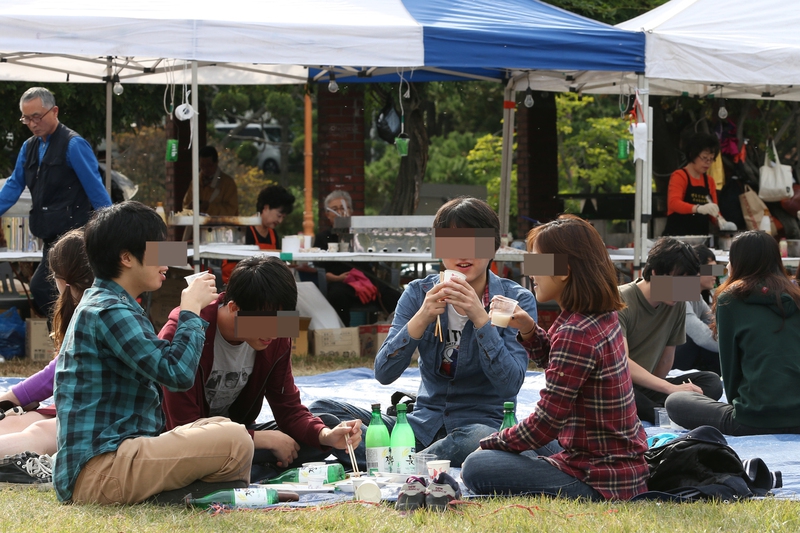 서울 한 대학교 축제에서 학생들이 잔디밭에 앉아 술잔을 기울이고 있다. 이정아 기자 leej@hani.co.kr