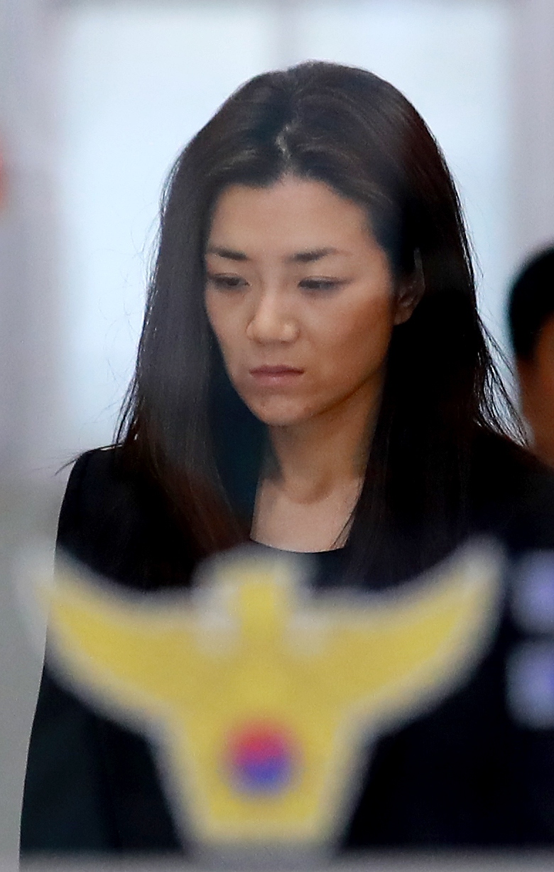 ‘물벼락 갑질’ 논란으로 경찰 조사를 받은 조현민 전 대한항공 광고담당 전무가 2일 오전 서울 강서경찰서에서 조사를 마친 뒤 귀가하고 있다.  연합뉴스