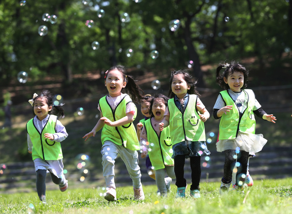 어린이날을 하루 앞둔 4일 오전 서울 광진구 어린이대공원에서 열린 2018 서울동화축제에서 사랑의 어린이집 원아들이 환하게 웃으며 비눗방울을 잡고 있다. 백소아 기자