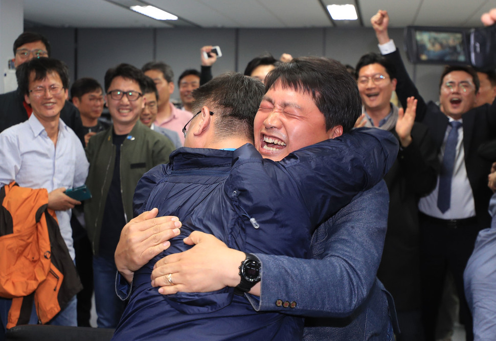 4일 저녁 서울 상암동 와이티엔(YTN) 사옥에서 노조원들이 최남수 사장에 대한 중간투표 개표 결과를 확인한 뒤 환호하고 있다. 이날 투표에선 와이티엔 구성원 55.6%가 최 사장 불신임에 표를 던졌다. 연합뉴스