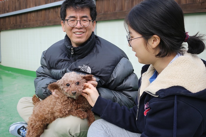 동물자유연대 ‘부자교육’에 참여한 아버지와 딸. 푸들을 키우고 있다는 가족에게 유난히 푸들종의 개들만 다가와 애교를 부렸다.