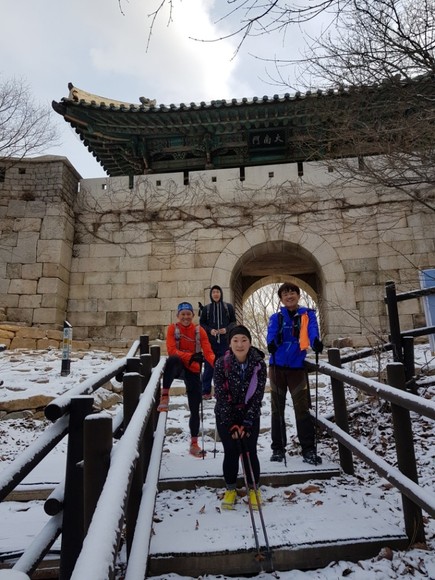 지난 4월7일 구기계곡을 통해 올라간 대남문. 여의도엔 벚꽃축제가 한창이었지만 산 중턱에서부터 눈이 쌓여 있었다. 맨 앞쪽부터 시계방향으로 여자1, ‘사장님’, 남자2, 남자1.