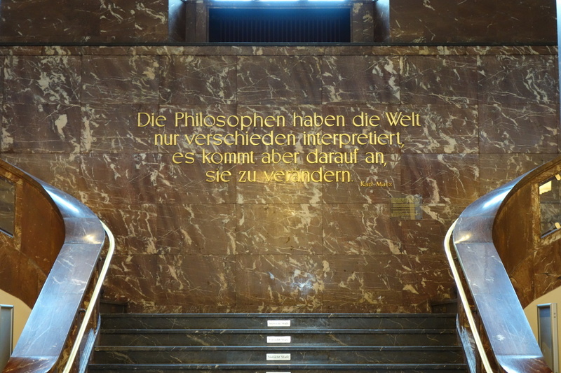 독일 훔볼트대 본건물 중앙계단에 적혀 있는 마르크스의 ‘테제’. ‘철학자들은 세계를 다양하게 해석해 왔을 뿐이다. 중요한 것은 세계를 변화시키는 것이다’라고 말하고 있다. 이 문구는 분단 뒤 동독 당국에 의해 1953년에 설치되었다.  김공회 제공