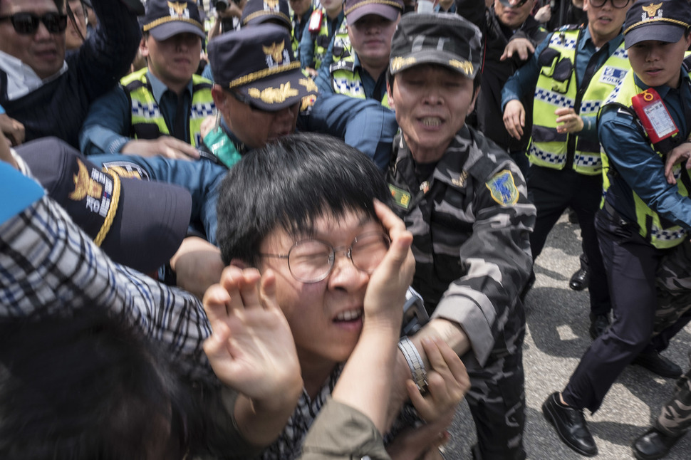 한 시민·사회단체 회원이 5일 낮 경기도 파주시 오두산통일전망대 주차장에서 대북전단 살포를 시도하는 자유북한운동연합 쪽으로 이동하자, 경찰이 이를 막고 있다. 파주/김성광 기자