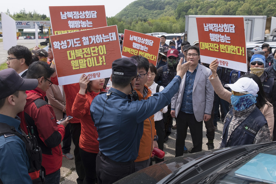 파주지역 시민·사회단체 회원들이 5일 낮 경기도 파주시 오두산통일전망대 주차장에서 대북전단 살포를 저지하기 위해 자유북한운동연합 행사장 쪽으로 이동하자, 경찰이 이를 막고 있다. 파주/김성광 기자