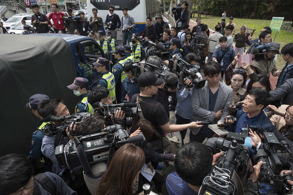 박상학 자유북한운동연합 대표가 5일 오후 경기도 파주시 오두산통일전망대 주차장에서 계획했던 대북전단 살포를 경찰에 의해 저지당한 뒤 전단지를 실어놓은 차량 앞에서 취재진의 질문에 답하고 있다. 파주/김성광 기자