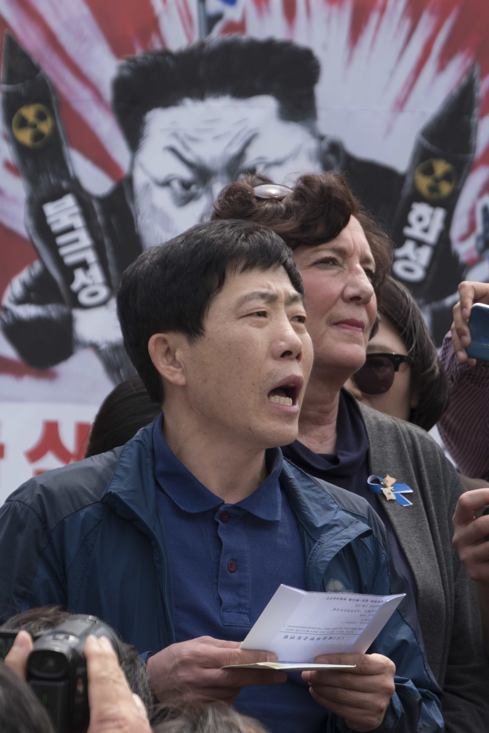박상학 자유북한운동연합 대표와 수잔 숄티 북한자유연합 대표가 5일 낮 경기도 파주시 오두산통일전망대 주차장에서 계획했던 대북전단 살포를 경찰에 의해 저지당한 뒤 취재진을 향해 향후 계획을 말하고 있다. 파주/김성광 기자