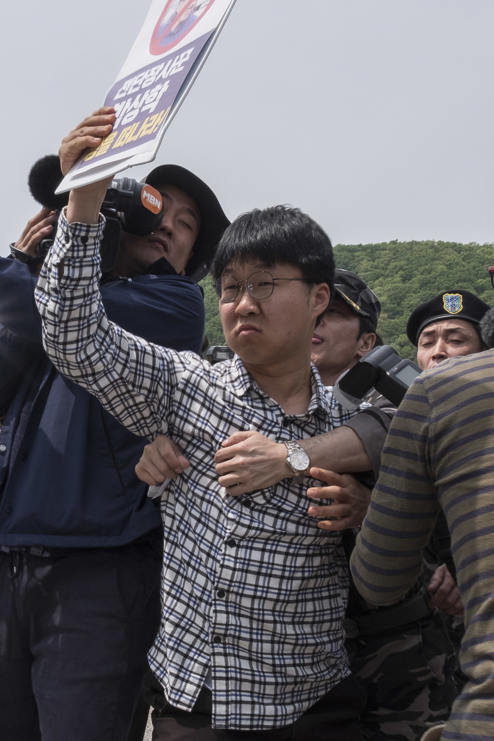 한 시민·사회단체 회원이 5일 낮 경기도 파주시 오두산통일전망대 주차장에서 대북전단 살포를 시도하는 자유북한운동연합 쪽으로 이동하자, 경찰이 이를 막고 있다. 파주/김성광 기자