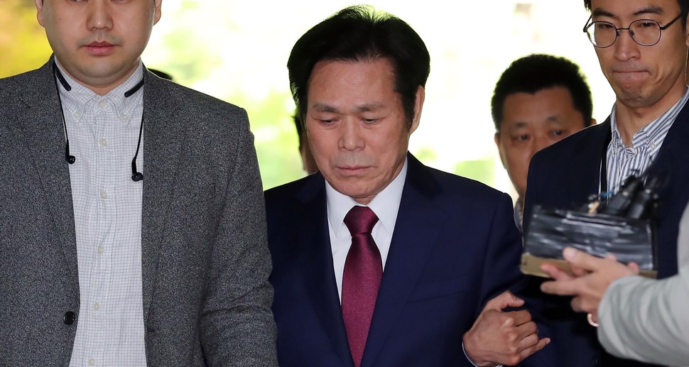 오랜 기간 여러 신도를 성폭행한 혐의를 받는 만민중앙성결교회 이재록 목사가 지난 5월 3일 오전 서초구 서울중앙지방법원에서 열린 구속 전 피의자심문(영장실질심사)에 출석하기 위해 법정으로 향하고 있다. 연합뉴스