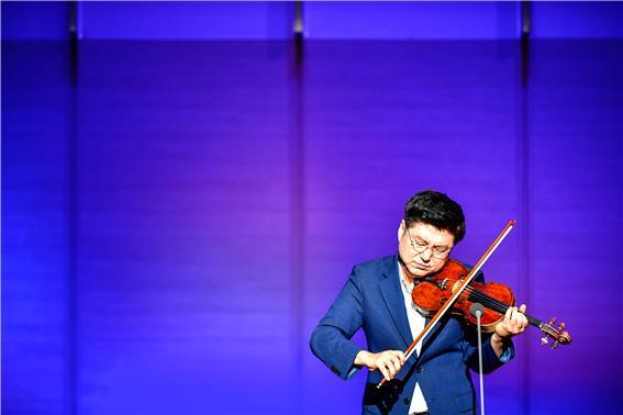 2016년 9월 장대현학교 후원음악회에서 정요한 바이올리니스트가 연주를 하고 있다. 장대현학교 제공