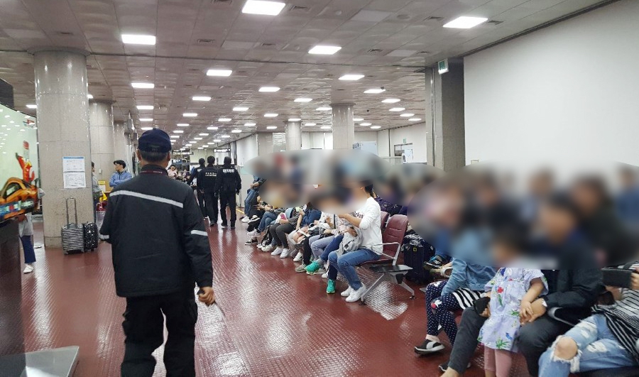 광주 광산경찰서는 광주공항 비행기에 폭발물이 설치돼 있다고 허위 신고한 혐의(항공보안법 위반 등)로 서모(59)씨를 긴급 체포했다고 5일 밝혔다. 사진은 지난 4일 오후 폭발물 신고를 받고 출동한 경찰관들이 승객들에게 상황을 알리고 현장을 수색하는 모습. 2018.5.5 연합뉴스