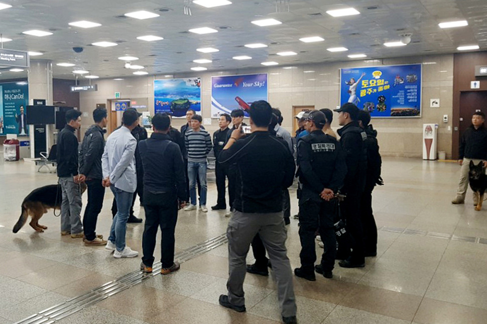 광주 광산경찰서는 광주공항 비행기에 폭발물이 설치돼 있다고 허위 신고한 혐의(항공보안법 위반 등)로 서모(59)씨를 긴급 체포했다고 5일 밝혔다. 사진은 지난 4일 오후 폭발물 신고를 받고 출동한 경찰이 경찰 특공대, 군당국 등과 협조해 현장 수색계획을 수립하는 모습. 2018.5.5 연합뉴스