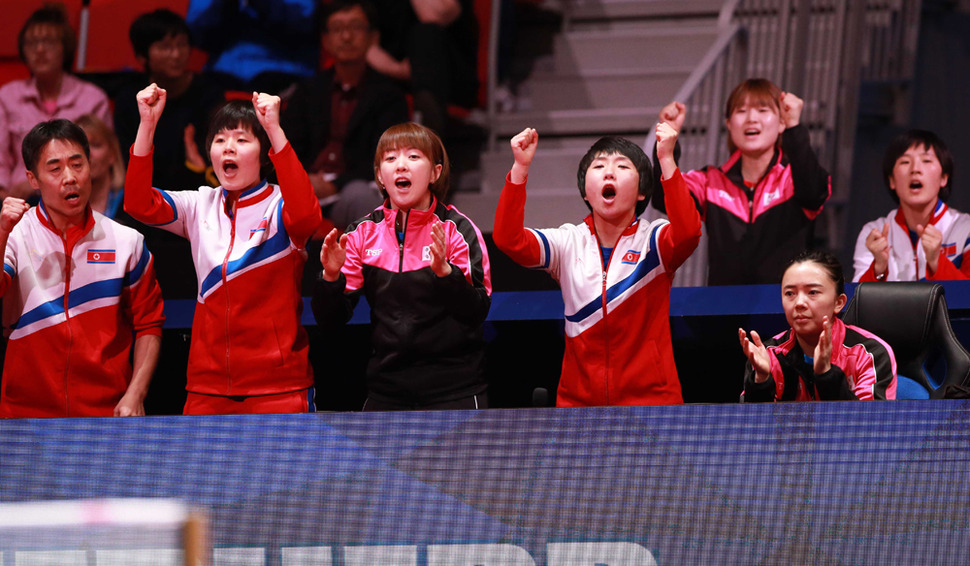 4일(현지시간) 스웨덴 할름스타드에서 열린 세계탁구선수권 여자 단체전 일본과의 준결승전에서 남북 단일팀 선수들이 응원을 하고 있다. 2018.5.4 대한탁구협회 제공
