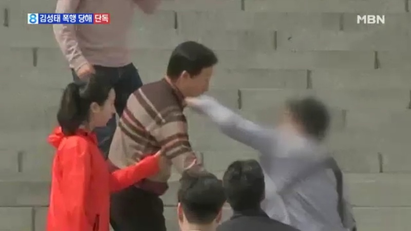 김아무개(31)씨가 ‘드루킹’ 특검을 주장하며 단식 중인 김성태 자유한국당 원내대표의 턱을 가격하는 모습. <엠비엔> 뉴스 갈무리