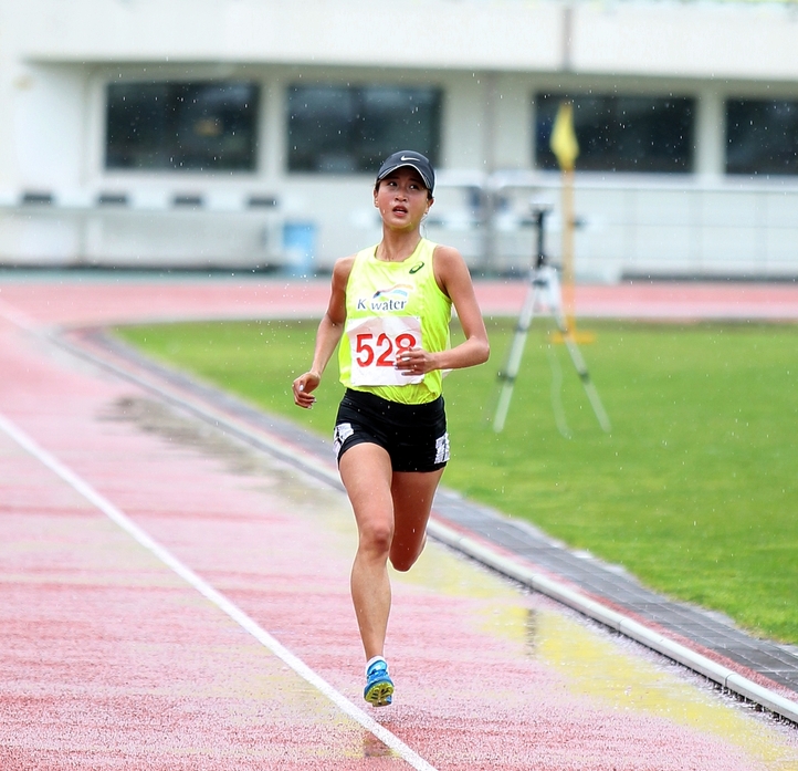 김도연이 7일 경북 김천종합운동장에서 열린 전국종별육상경기선수권 여자일반부 10000ｍ에서 1위로 들어오고 있다. 대한육상연맹 제공