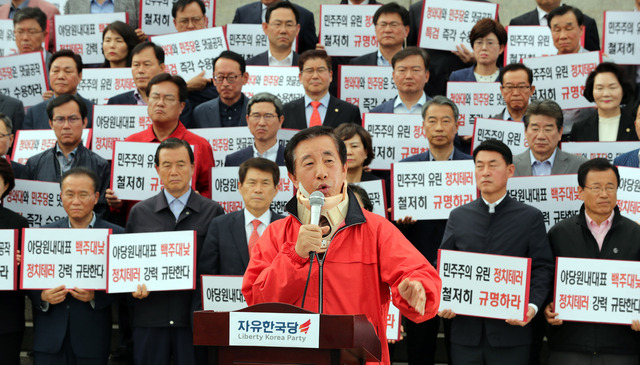 김성태 자유한국당 원내대표가 7일 오후 국회 본청 앞 계단에서 열린 긴급 기자회견에서 발언을 하고 있다. 김경호 선임기자 jijae@hani.co.kr