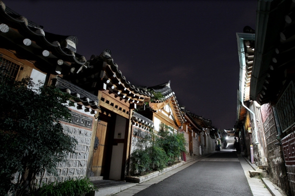 서울 종로구 가회동 북촌 한옥마을의 밤 모습. 한겨레 자료사진