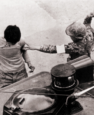 80년 5·18 때 군인이 시민을 구타하는 모습.  5·18기념재단 누리집 화면 갈무리