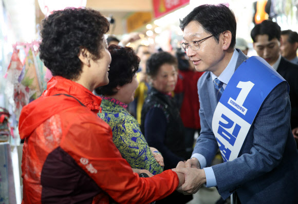 더불어민주당 김경수 경남도지사 후보(오른쪽)가 6일 오후 경남 진주시 진주중앙시장을 찾아 시민과 악수하고 있다. 진주/연합뉴스