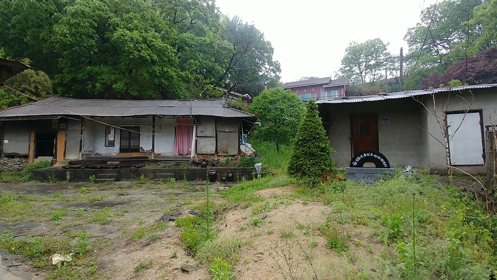 청암 송건호 선생이 유년 시절을 보낸 생가터. 건물은 금방 무너질 듯 폐허가 됐고, 마당은 잡초가 점령해 을씨년스럽다. 이곳은 다음 달 잔디 공원으로 탈바꿈한다. 오윤주 기자