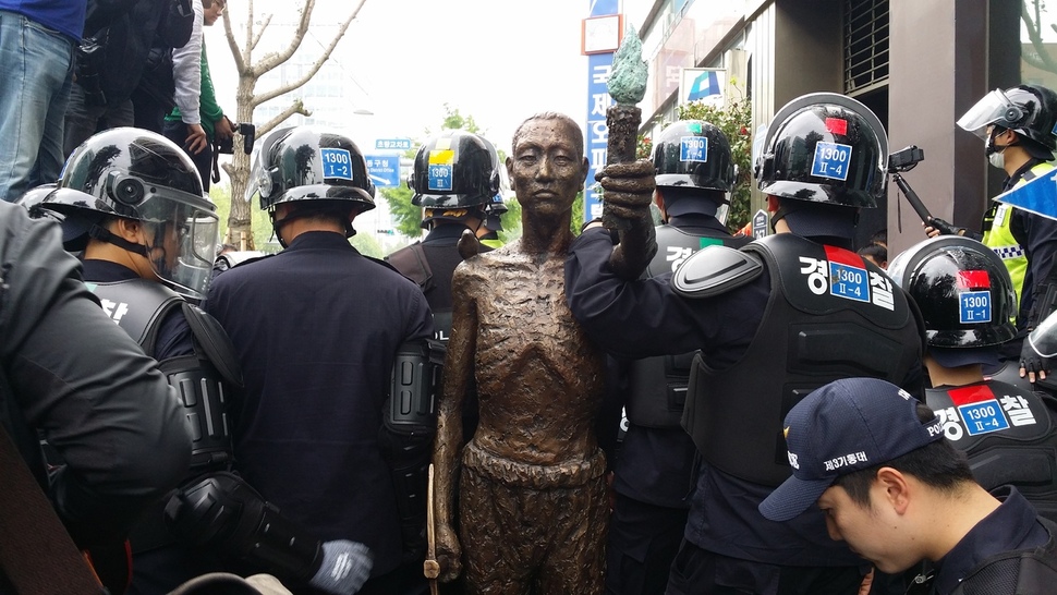 지난 1일 오전 부산시 동구 초량동 일본총영사관 근처에 있는 강제징용 노동자상. 경찰이 감시하고 있다.