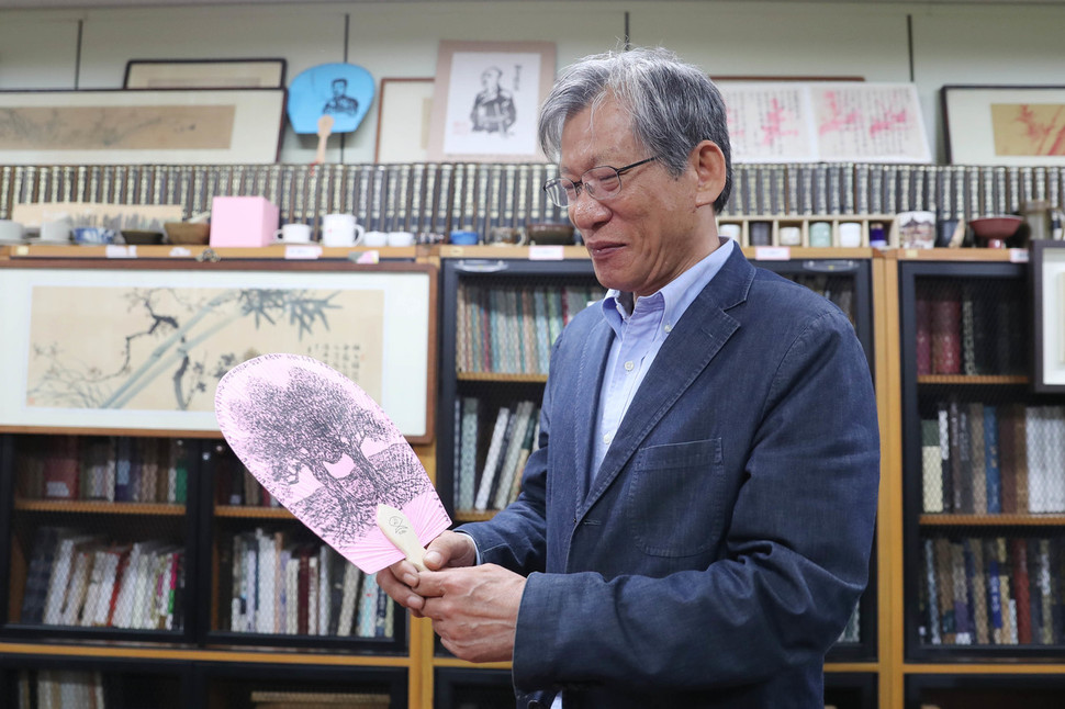 최근 <추사 김정희>를 펴낸 유홍준 명지대 석좌교수가 연구실에서 4·27 남북정상회담을 보면서 직접 그린 부채화를 보고 있다. 신소영 기자 viator@hani.co.kr