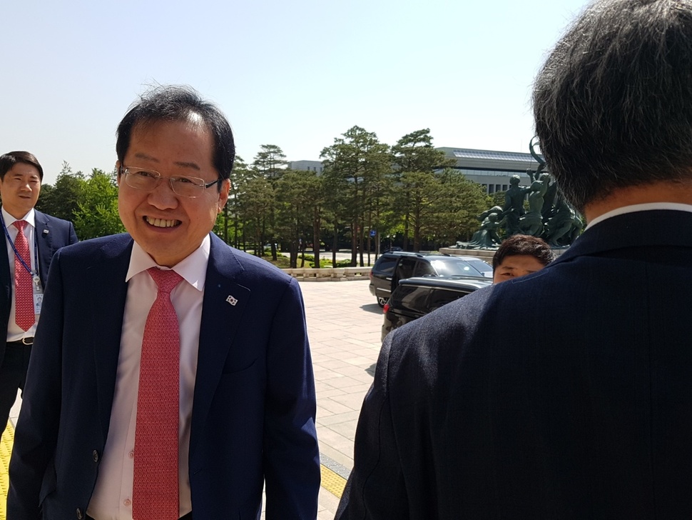 9일 국회 본청 앞 계단을 지나며 김동철 바른미래당 원내대표(오른쪽)를 만나자 "주먹갖고 하는 놈은 안 무섭다"고 말하고 있는 홍준표 자유한국당 대표(왼쪽). 송경화 기자