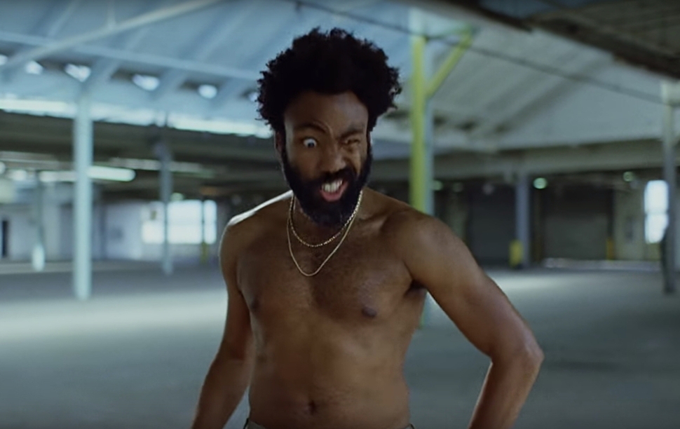 ‘이것이 미국’(This is America) 뮤직비디오 속 차일디시 감비노의 모습.