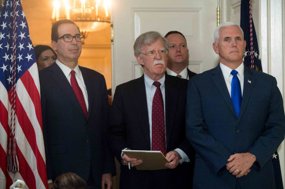 존 볼턴 백악관 국가안보보좌관(가운데)이 8일(현지시각) 이란 핵합의 파기가 앞으로 다가온 북핵 협의에 “의미하는 게 있다”고 말했다. 워싱턴/AFP 연합뉴스