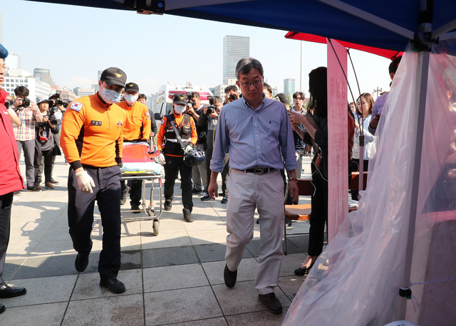 9일 오후 국회 본관 앞 단식농성 7일째를 맞은 김성태 자유한국당 원내대표의 상태가 악화되면서 구급대원들이 들것을 천막으로 가져가고 있다. 김 원내대표는 이송을 거부했다. 국회사진기자단