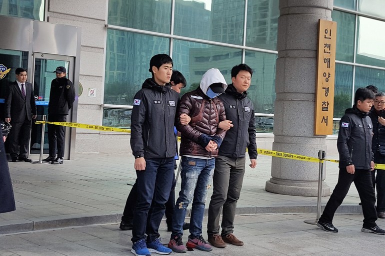 인천 영흥도 근처 해상에서 낚싯배를 추돌해 15명을 숨지게 한 혐의 등을 받는 급유선 선장 전아무개씨가 2017년 12월6일 오후 영장실질심사를 받기 위해 인천해양경찰서를 나서고 있다.