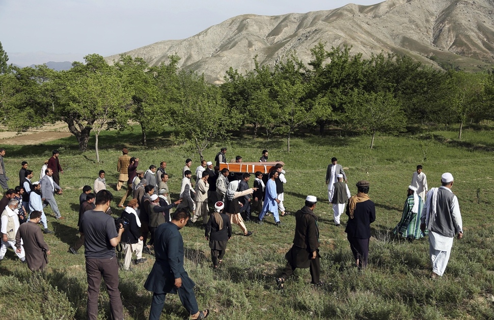 샤 마라이의 가족과 동료, 친구들이 그가 살았던 카불주 굴다라 마을에서 그의 주검이 담긴 관을 옮기고 있다.