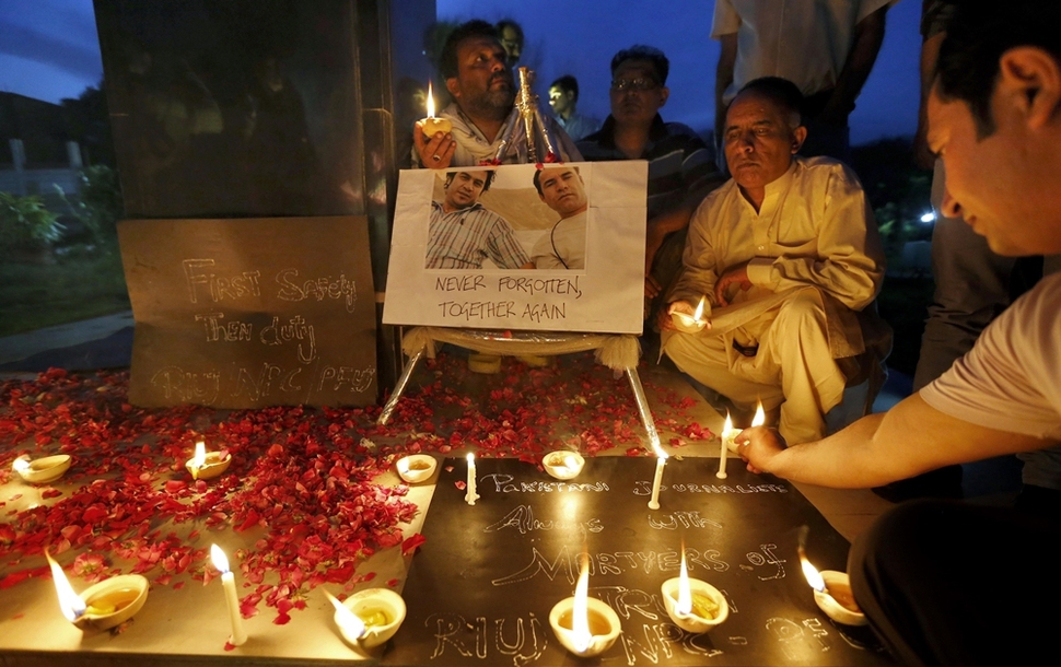 5월1일 밤 파키스탄 이슬라마바드에서 파키스탄 언론인들이 샤 마라이를 추모하며 촛불과 등불을 밝히고 있다.