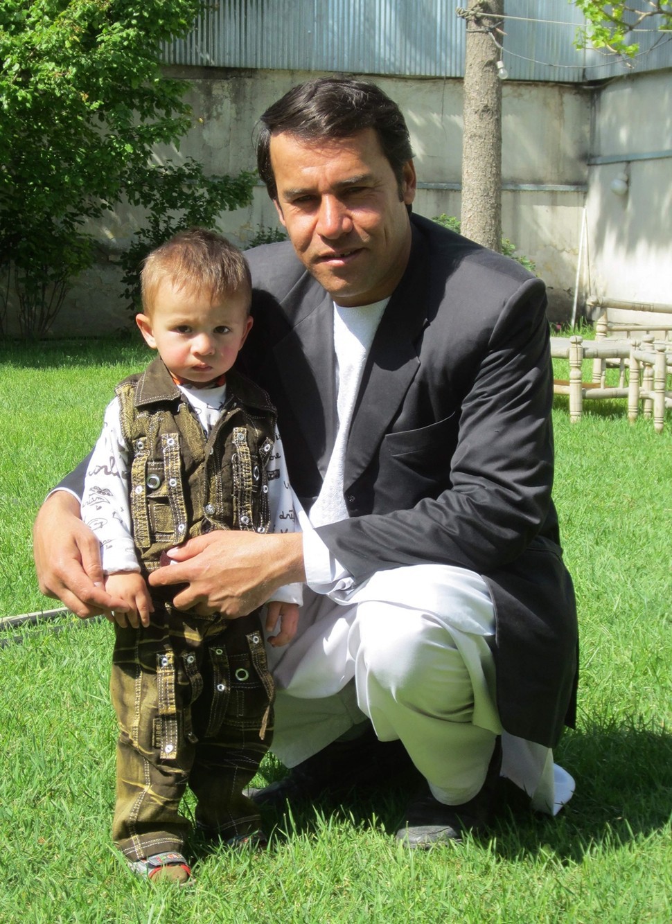 샤 마라이가 2013년 카불에서 어린 아들과 함께 사진을 찍었다.
