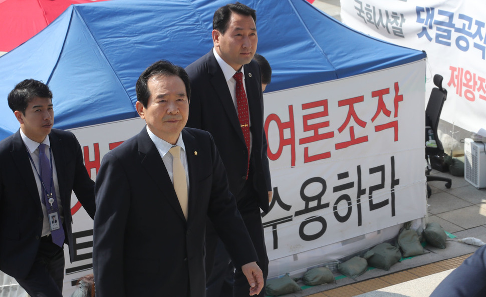 정세균 국회의장이 10일 오전 국회 본청 앞에서 '드루킹 특검' 등을 요구하며 단식투쟁 중인 자유한국당 김성태 원내대표를 방문해 이야기를 나눈 뒤 농성장을 떠나고 있다. 연합뉴스