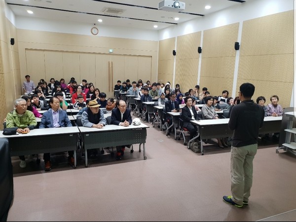 9일 오후 한겨레신문사를 찾은 한겨레 부산 주주·독자클럽 회원, 아시아공동체학교 학생 등 80명이 한겨레신문사 3층 청암홀에서 한겨레신문사에 대한 설명을 듣고 있다.  한겨레 부산 주주·독자클럽