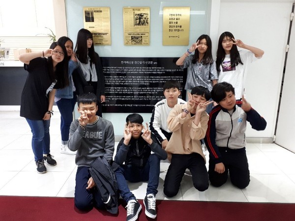 9일 오후 한겨레신문사를 찾은 아시아공동체학교 학생들이 한겨레신문사 3층에서 기념사진을 찍고 있다. 한겨레 부산 주주·독자클럽