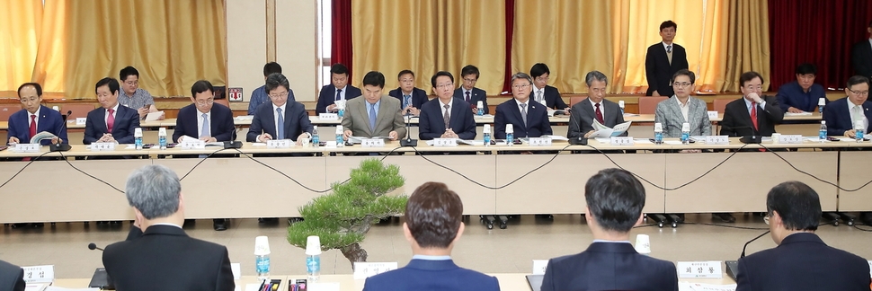 10일 대구시청에서 대구에 지역구를 둔 여야 국회의원 11명이 참석한 가운데 열린 ‘예산정책협의회’에서 더불어민주당 홍의락 의원과 대한애국당 조원진 대표의 입씨름 끝에 홍 의원이 퇴장하면서 파문이 번지고 있다. 대구시 제공