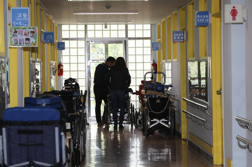 10일 오전 서울 마포구 월드컵북로 한국우진학교에서 학생과 활동보조인이 휠체어가 빼곡한 복도를 오가고 있다. 신소영 기자 viator@hani.co.kr